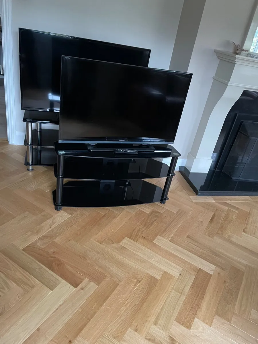 2 Televisions & 2 Stands