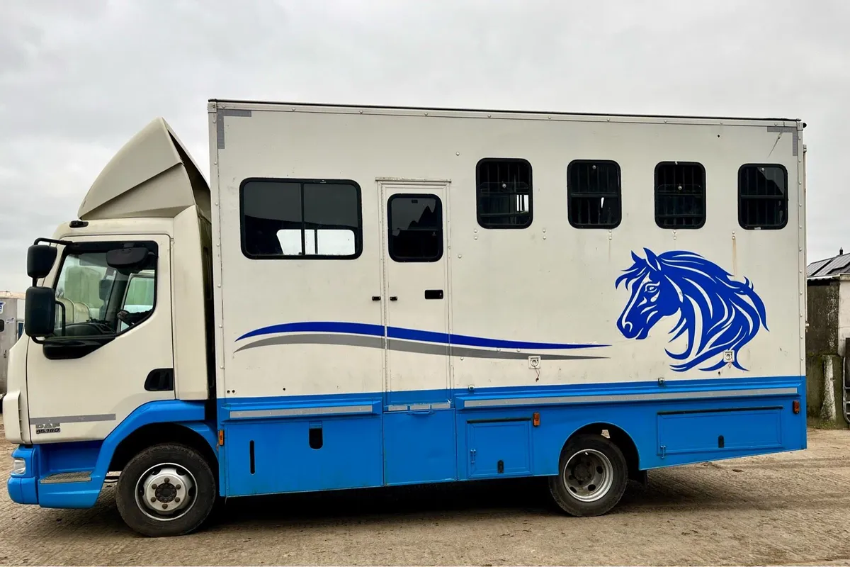 2012 7.5ton horse lorry