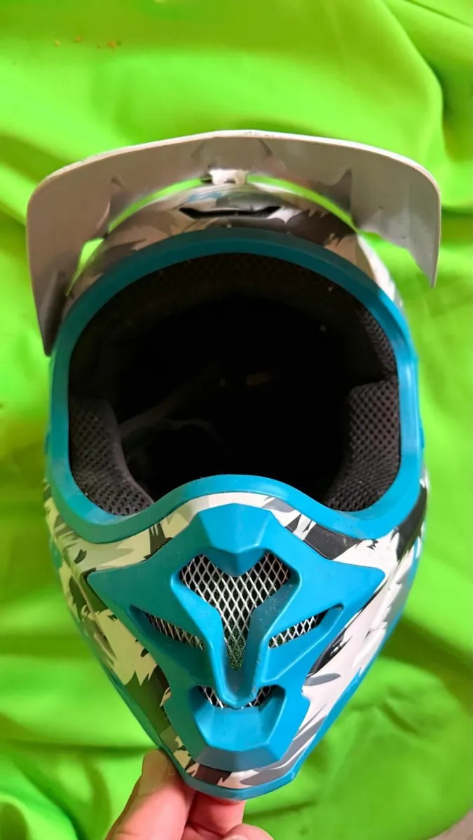 bike helmet and elbow pads- Ex condition