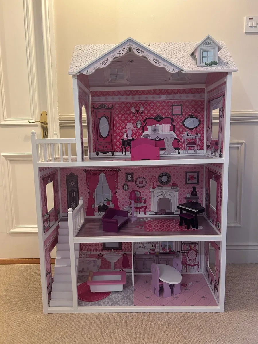 Dolls house and accessories