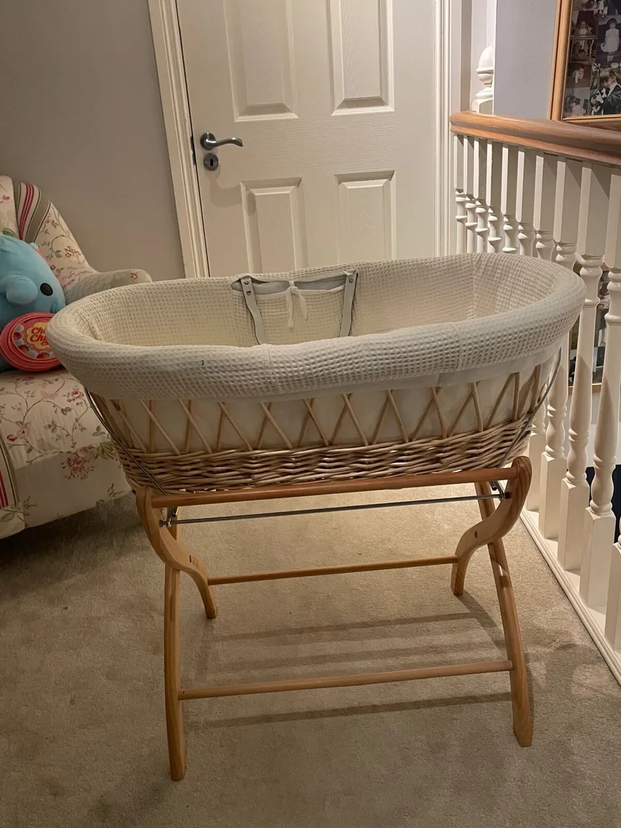 Moses basket and stand